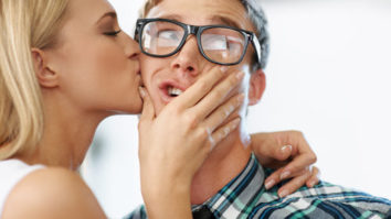 Яагаад эмэгтэйчүүд даруухан (ноомой) залуучуудад дуртай байдаг вэ?