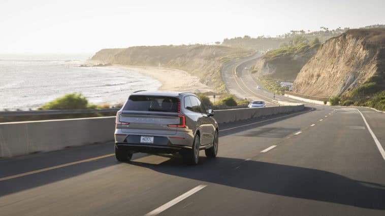 2025 оны Volvo EX90 нь тансаг зэрэглэлийн гурван эгнээт бүрэн цахилгаан автомашинаа хэрэглэгчдэд хүргэж байгаа ч зарим онцлогууд дутуу байсаар байна