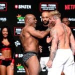 Бичлэг: Майк Тайсон тайзан дээр Жейк Полыг алгадаж, зодоон үүсэх шахав. Үүнд бухимдсан Пол “Тэр үхэх ёстой!” хэмээн хашхирчээ