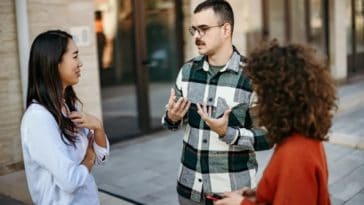 Хүнд хэцүү харилцан яриаг даван туулахад зориулсан зөвлөмжүүд