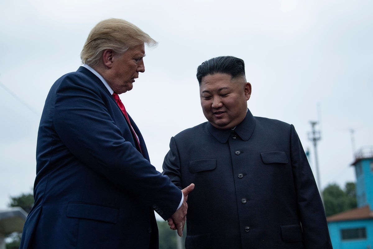 Дональд Трамп Өмнө Солонгостой хамтарсан цэргийн сургуулилалтыг багасгахаа мэдэгдэв