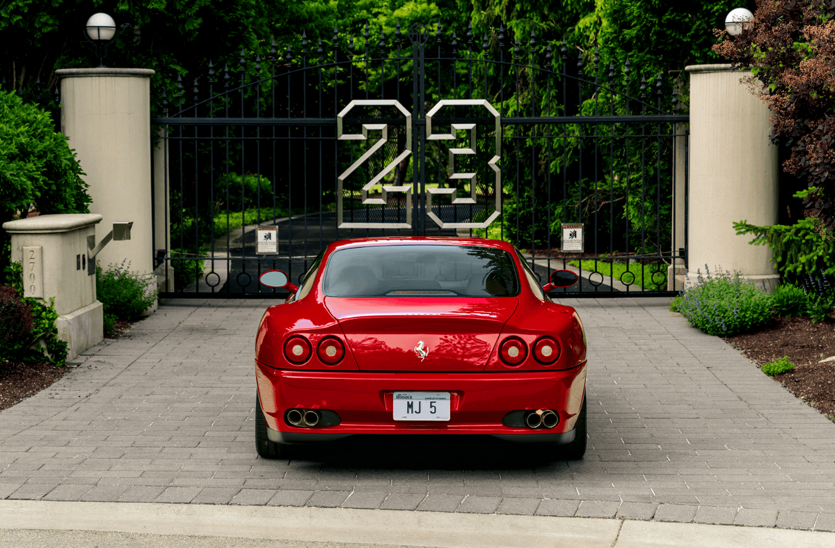 Майкл Жорданы эзэмшилд байсан Ferrari дуудлага худалдаанд орохоор боллоо
