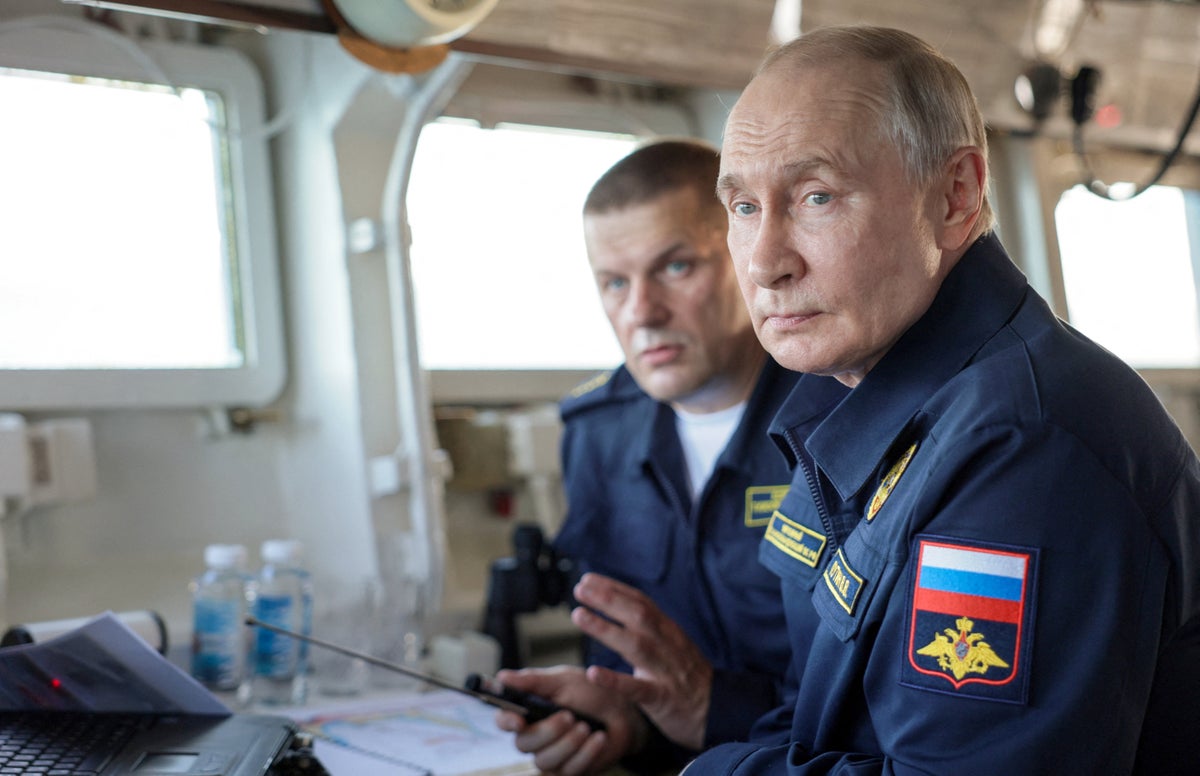 ОХУ-ын Москва орчмын агуулахууд руу Украины нисгэгчгүй онгоцууд дайрч, Их Британийг буруутгав