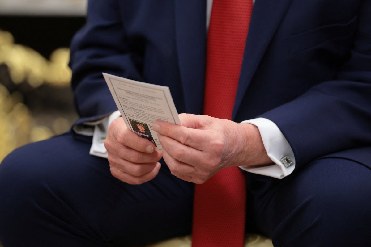 Дональд Трамп Цагаан ордны арга хэмжээний үеэр сануулга бүхий карт ашиглажээ