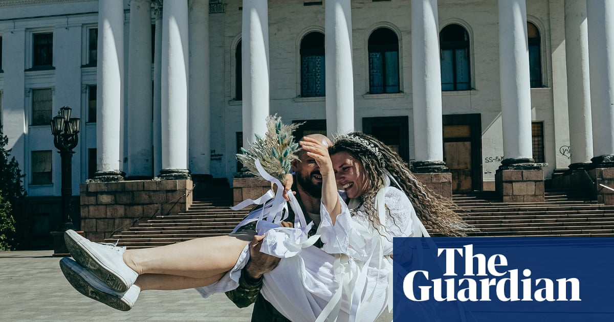Дайны бүсэд хуримаа хийсэн Украйн хосын түүх