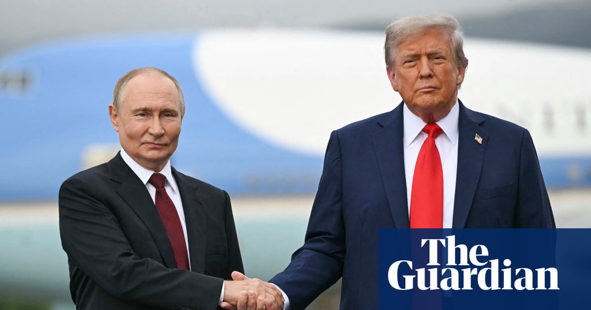 Люк Хардингийн шинэ номд Дональд Трамп болон Владимир Путины харилцааг хөнджээ