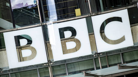 BBC телевиз ОХУ-ын улс төрийн шинжээчийг Кремлийн зөвлөхөөр ташаа танилцуулжээ
