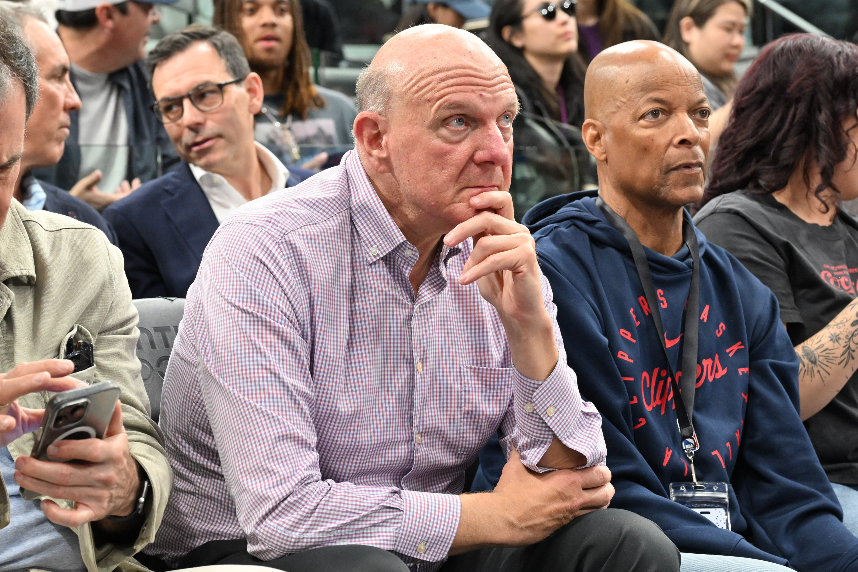 NBA-ийн мөрдлөг Кавай Леонард болон Лос-Анжелес Клипперсийн гэрээний асуудлыг үргэлжлүүлж байна