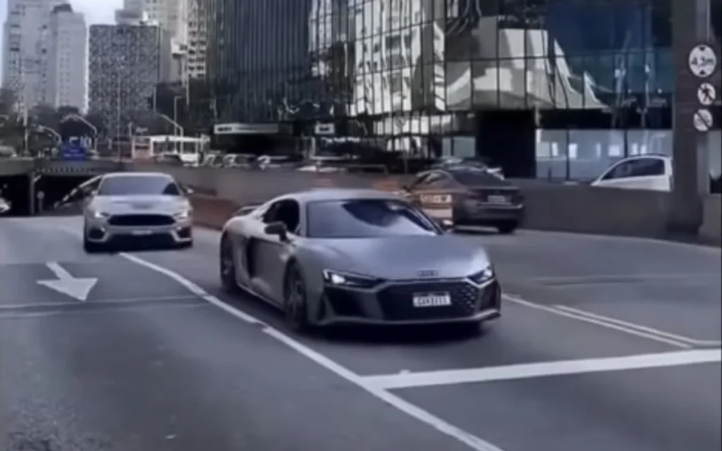 Audi R8 болон Ford Mustang Mach 1 автомашинуудын тоормосны системийн ялгааг харуулсан бичлэг олны анхаарлыг татаж байна