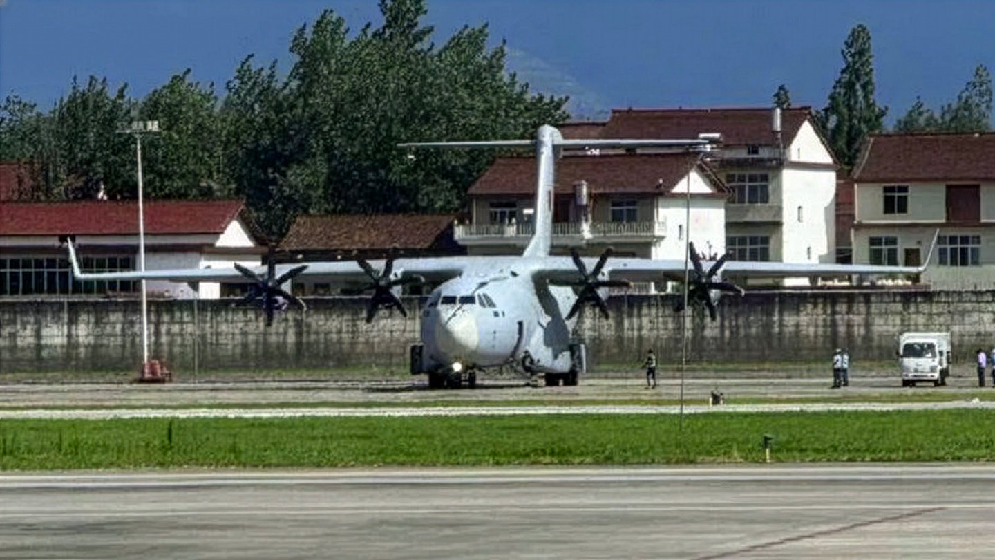 Хятадын шинэ Y-15 тактикийн тээвэрлэгч онгоцны зураг ил боллоо
