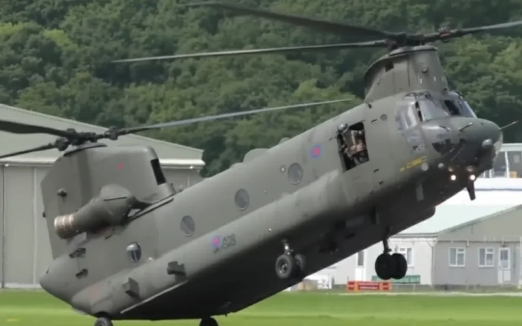Boeing CH-47 Chinook нисдэг тэрэгний нисгэгч агаарын үзүүлбэрийн үеэр ухрах үйлдлээр үзүүлбэрээ өндөрлөв