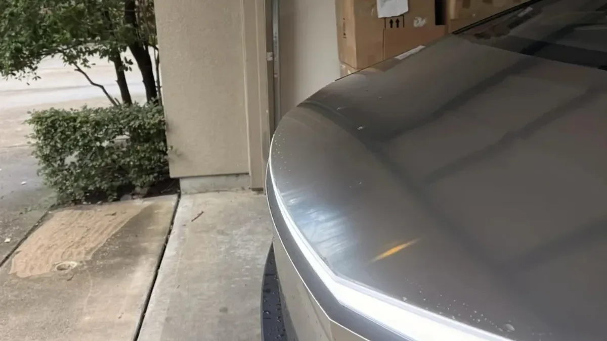 Tesla Cybertruck эзэмшигч автомашины овор хэмжээний улмаас гараашид багтаах асуудалтай тулгарчээ