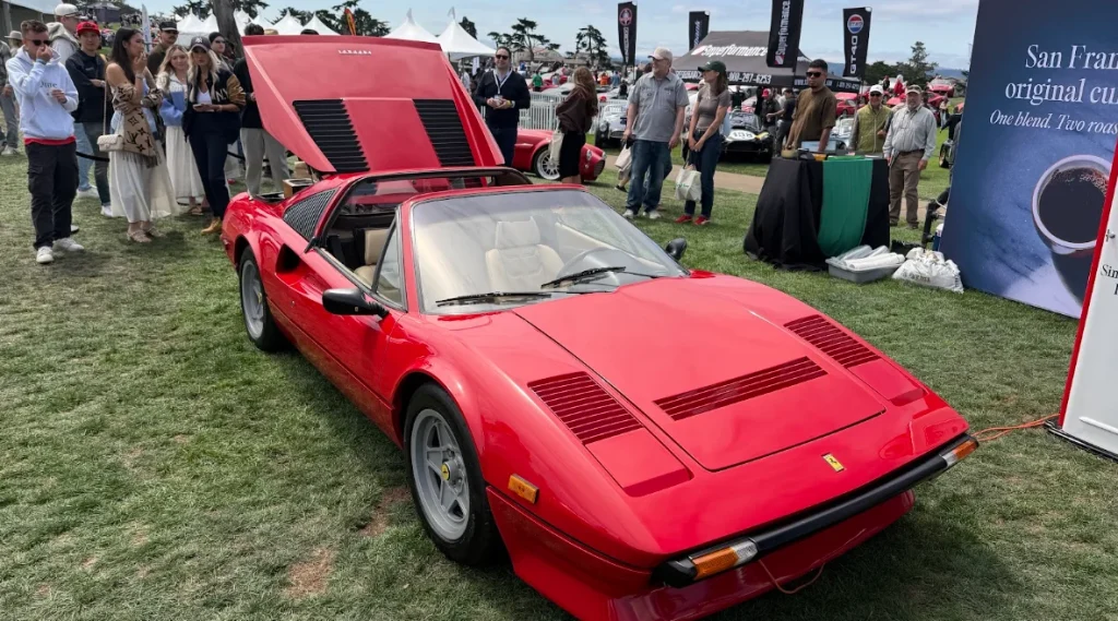 1984 оны Ferrari 308 GTS Quattrovalvole загварыг кофе шопын зориулалтаар өөрчлөн олон нийтэд хожих боломжийг олгож байна