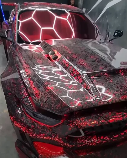 Цус мэт улаан өнгийн гэрэлтүүлэг бүхий Ford Mustang автомашины өвөрмөц загвар
