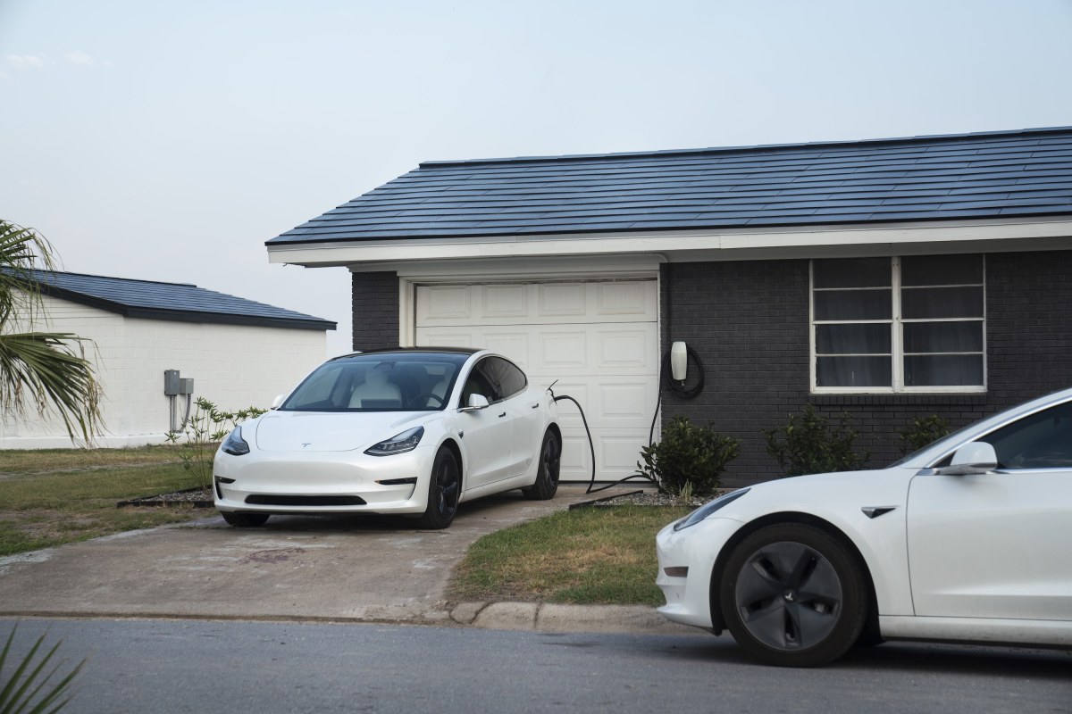 Tesla компани нарны эрчим хүчний дээврийн төслөө албан ёсоор зогсоолоо