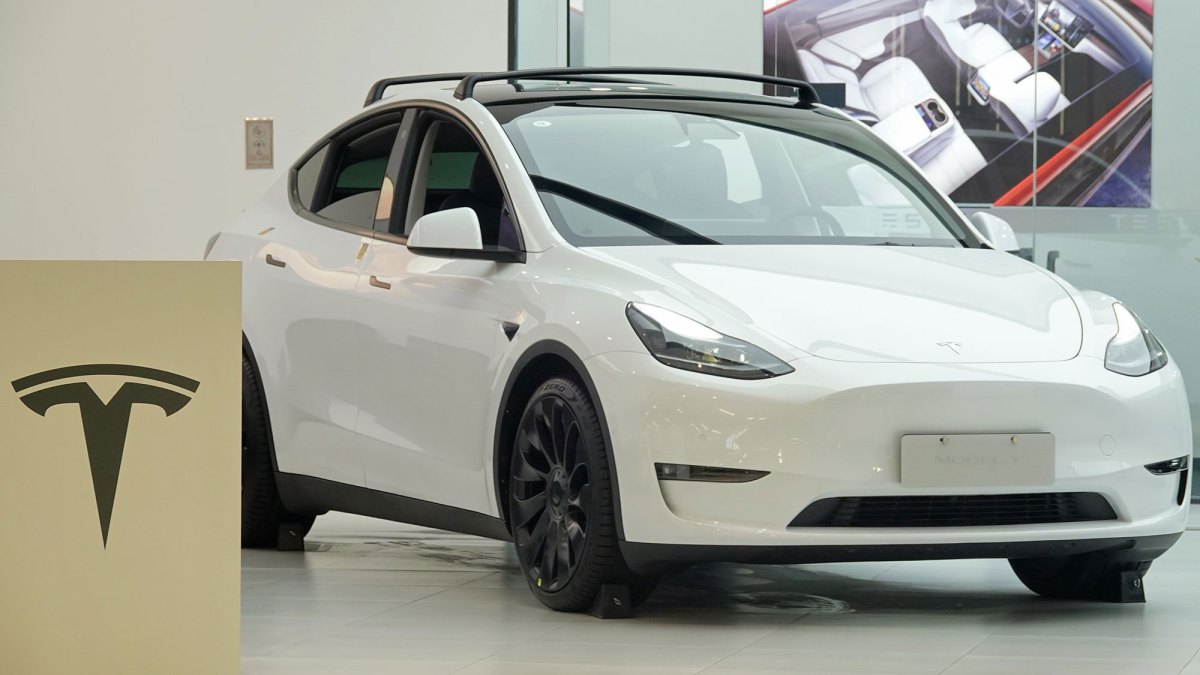 Tesla Хятадад гурван сая орчим автомашинаа эргүүлэн татаж, хаалганы онгойлгогч системд өөрчлөлт оруулна