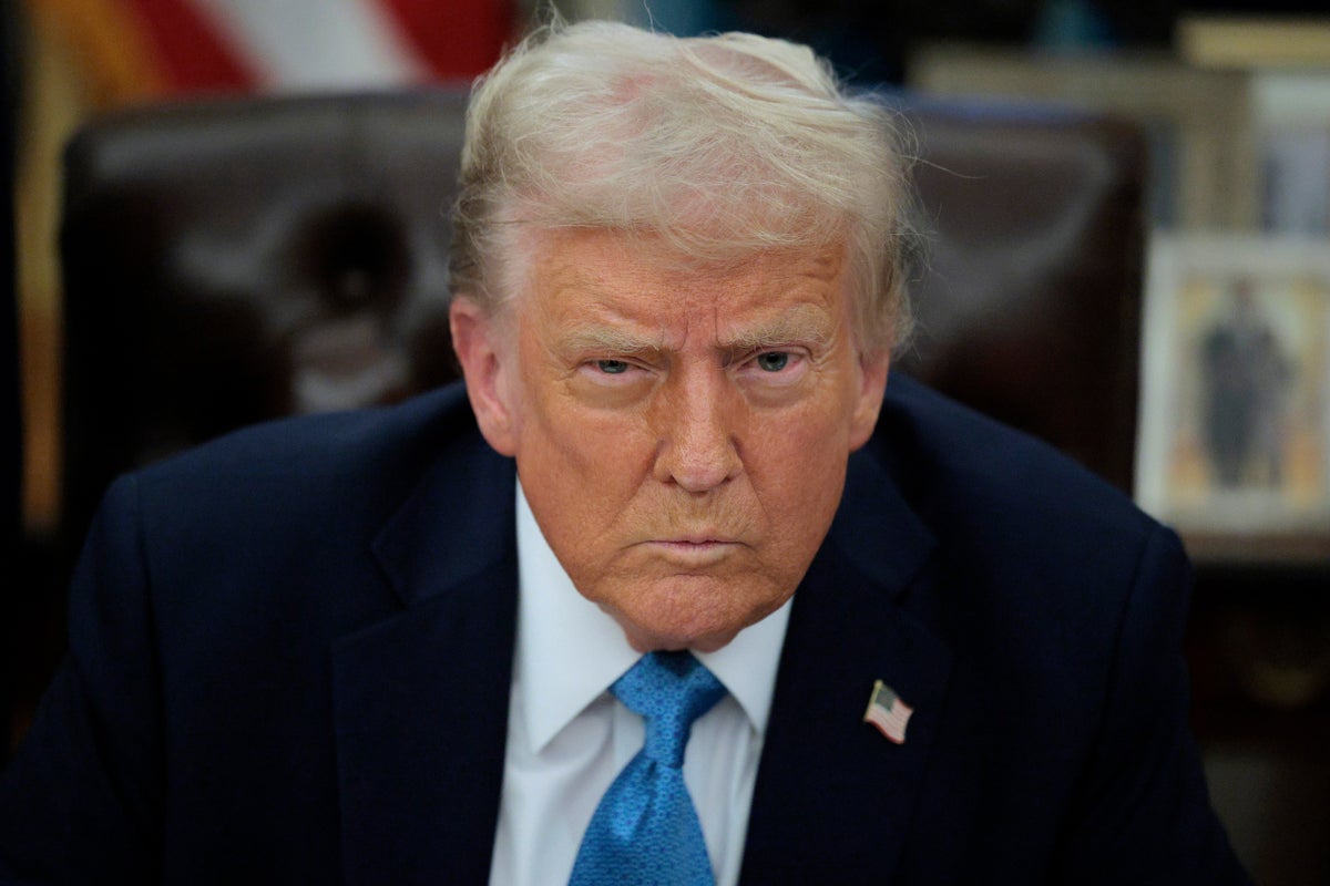 АНУ-ын Ерөнхийлөгч Дональд Трамп Оман улсыг цэргийн хүчээр сүрдүүллээ