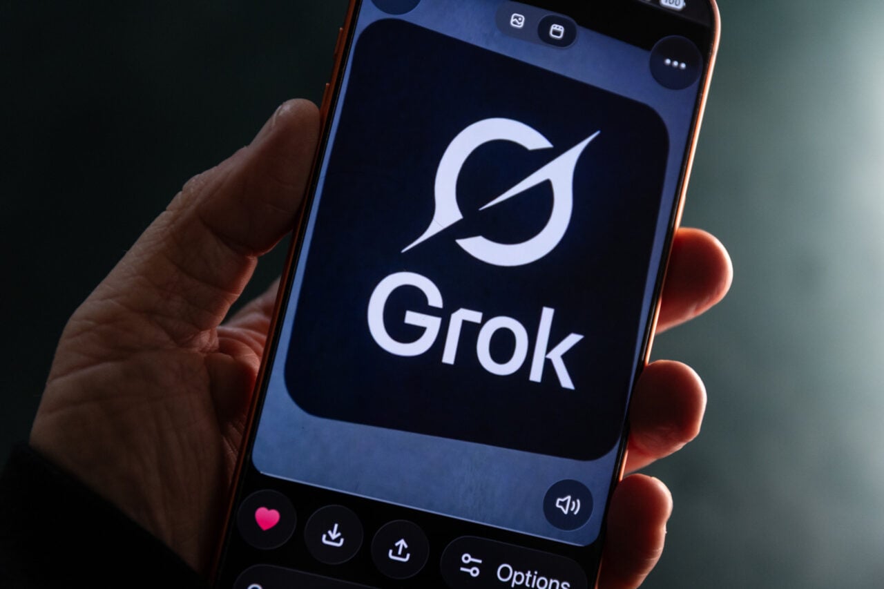 Илон Маскийн хөгжүүлсэн Grok чатбот ойлгомжгүй, утгагүй хариултууд илгээх доголдол гарчээ