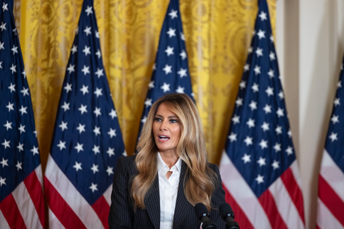 Тэргүүн хатагтай Мелания Трамп олны өмнө харагдахаа больж, туслах Натали Харп ерөнхийлөгчийн ойрын хүрээлэлд багтлаа