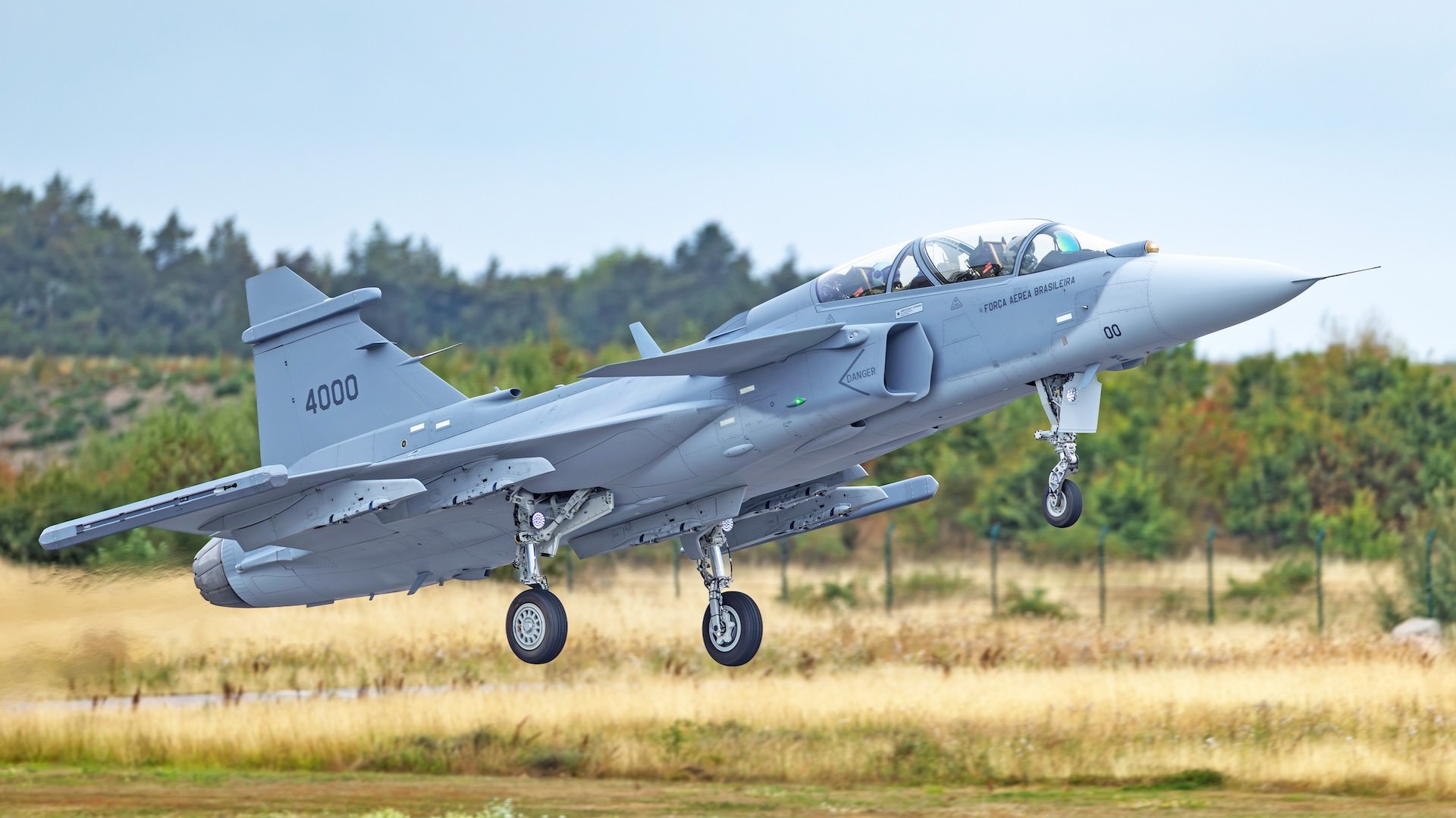 Saab компанийн Gripen F хоёр хүний суудалтай сөнөөгч онгоц анхны нислэгээ амжилттай гүйцэтгэлээ
