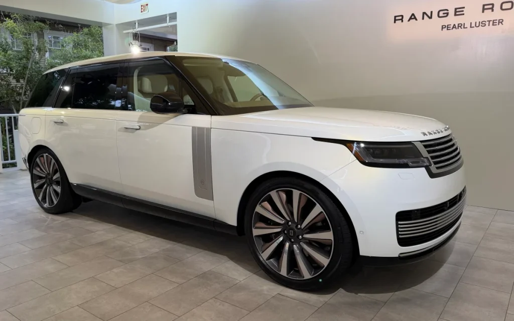 Range Rover SV Pearl Luster загварыг Pebble Beach арга хэмжээний үеэр танилцууллаа