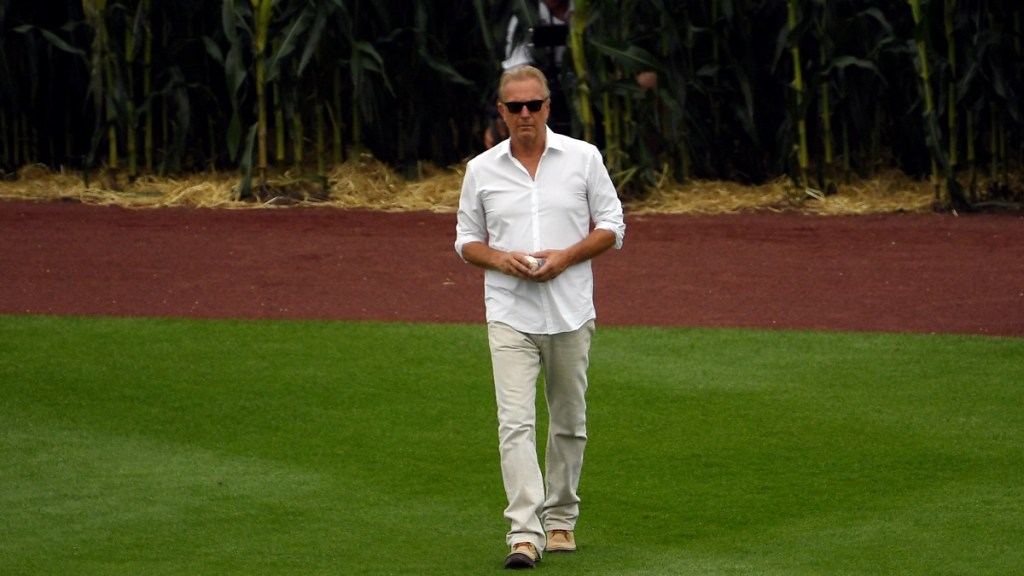 Кевин Костнерын оролцоотой Field of Dreams тоглолтын нээлтийн дүрс бичлэг олны анхаарлыг татлаа