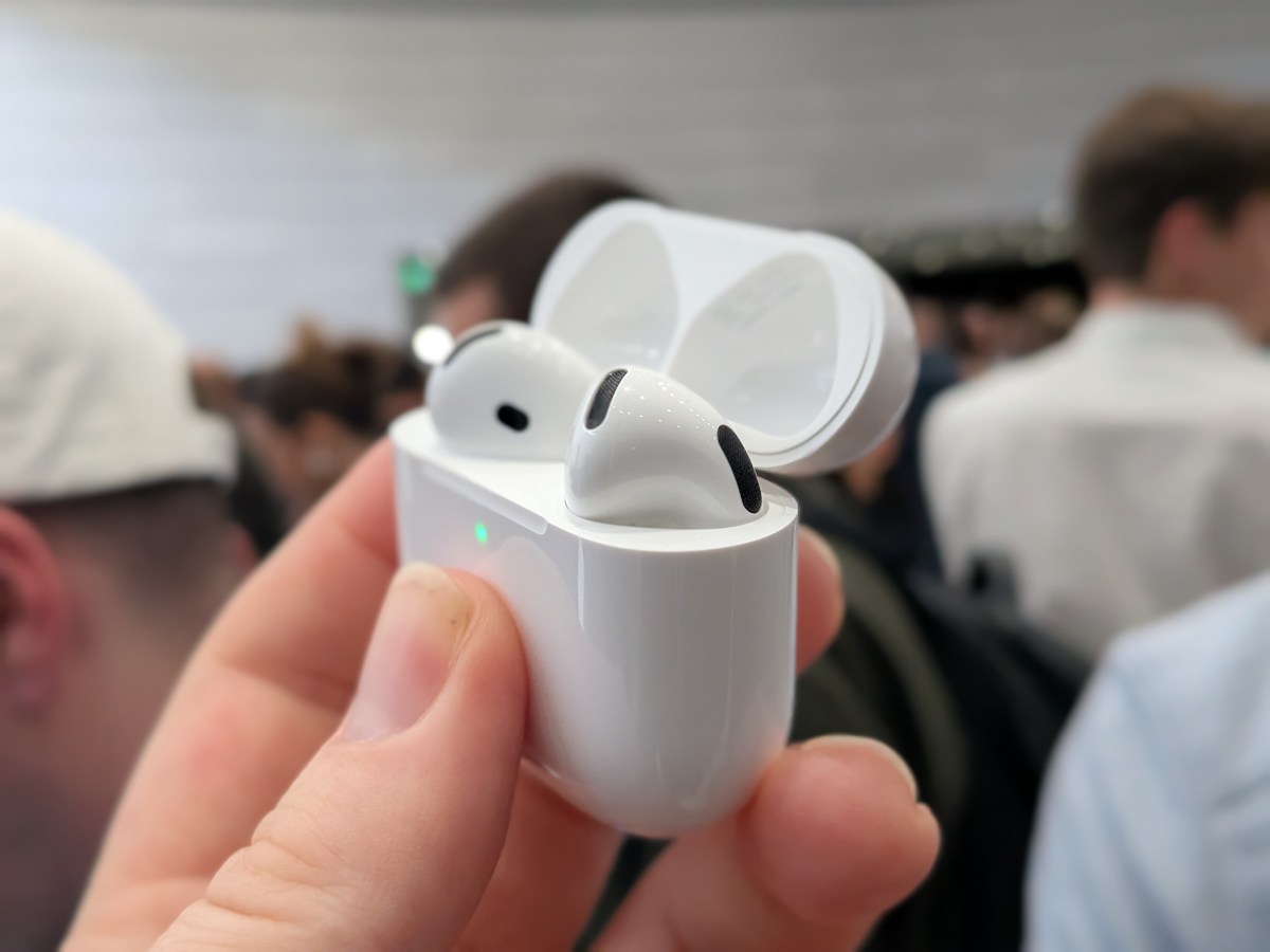 Apple компани камер бүхий AirPods бүтээгдэхүүнээ танилцуулахаар бэлтгэж байна