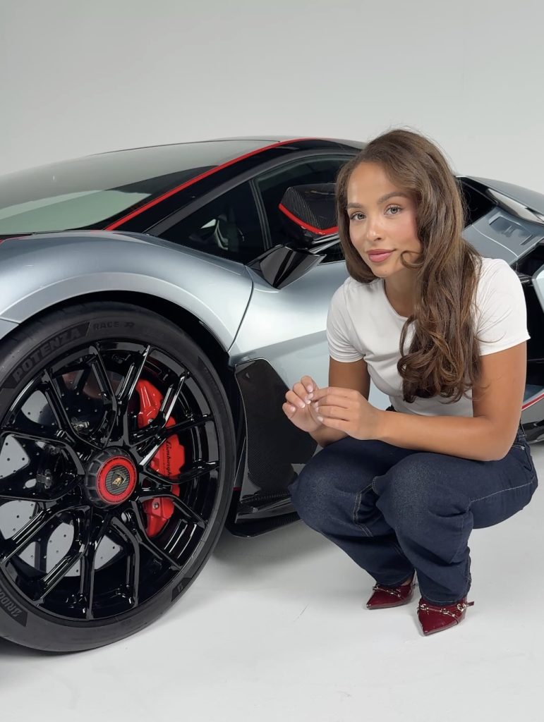Lamborghini брэндийн түүхэн дэх хамгийн хүчирхэг бөгөөд хурдан автомашин болох Revuelto SV танилцуулагдлаа