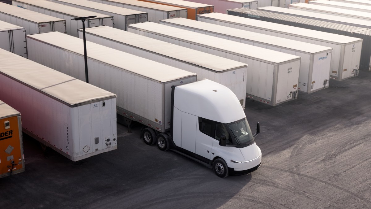 Einride компани тээврийн флотоо өргөжүүлэх хүрээнд 500 ширхэг Tesla Semi худалдан авахаар боллоо