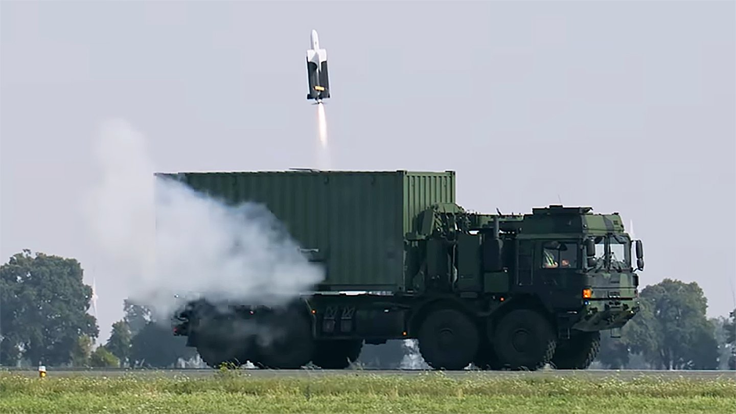 Rheinmetall компани хөдөлгөөнт ачааны машинаас “FV-014” цохилтын дроныг харвах туршилт хийлээ