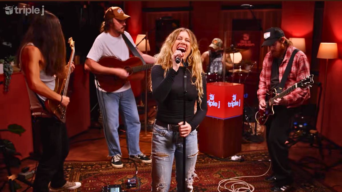 Слэйтер Triple J сувгийн “Like a Version” цувралд оролцож Hole хамтлагийн дууг дууллаа