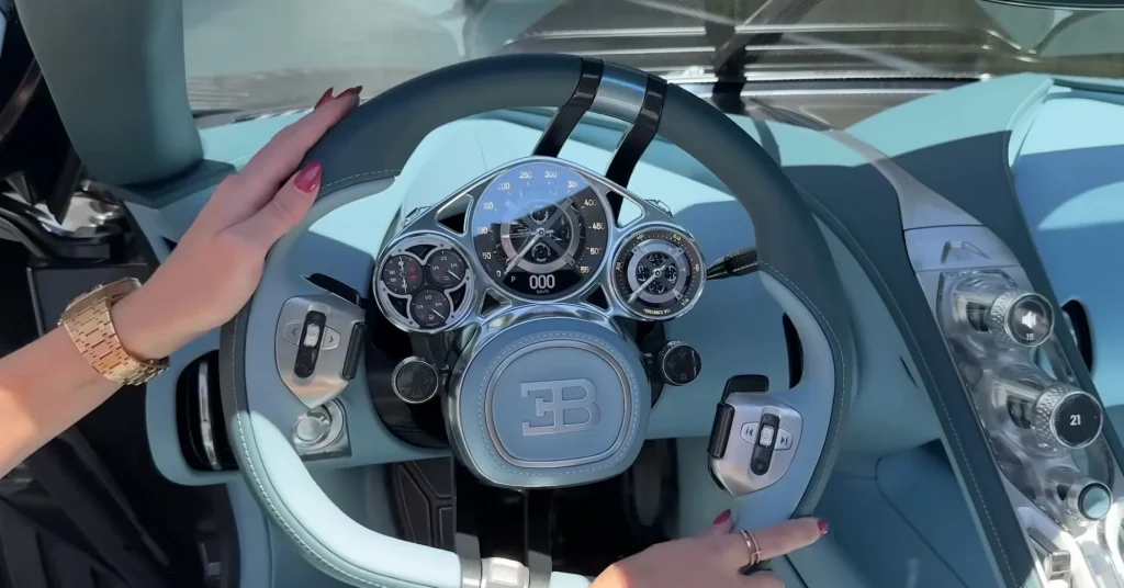 Bugatti Tourbillon гипер машиныг Беверли-Хиллс дэх зочид буудалд хүргэн өглөө