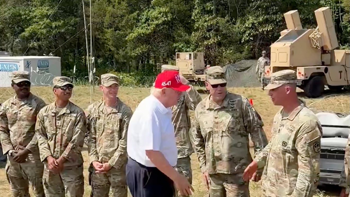 Дональд Трампыг гольф тоглох үед нь Avenger агаарын довтолгооноос хамгаалах системээр хамгаалжээ