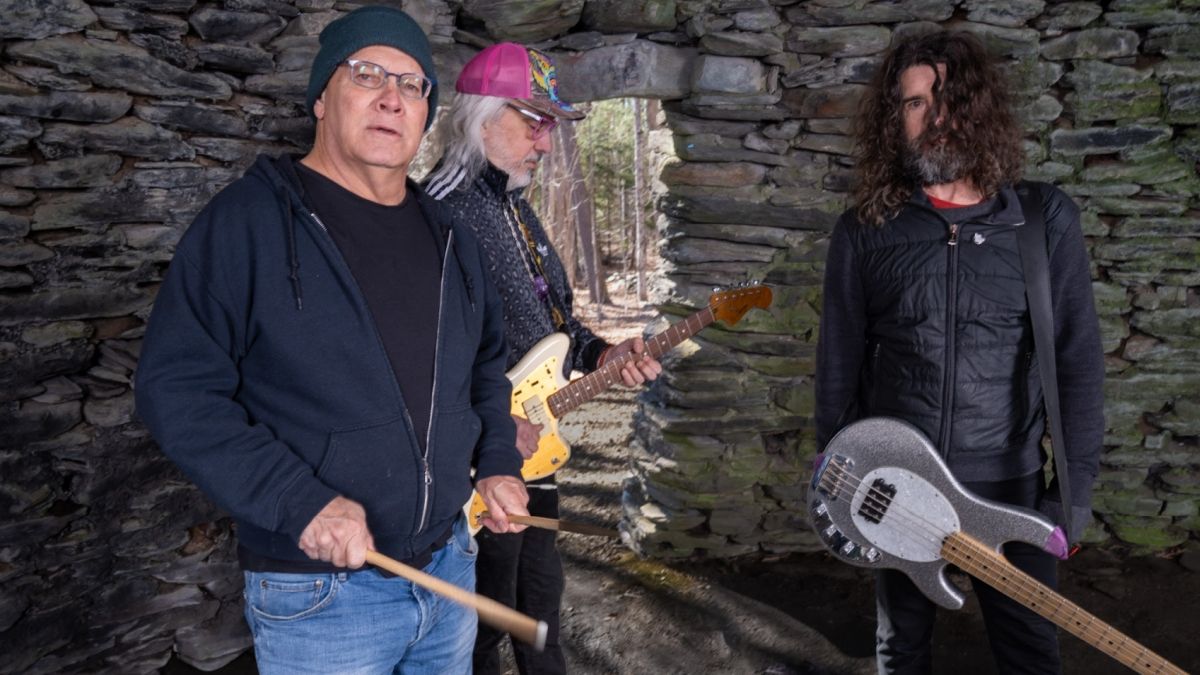 Dinosaur Jr. хамтлаг шинэ цомгоо танилцуулж, Хойд Америкийн аялан тоглолтоо сунгалаа