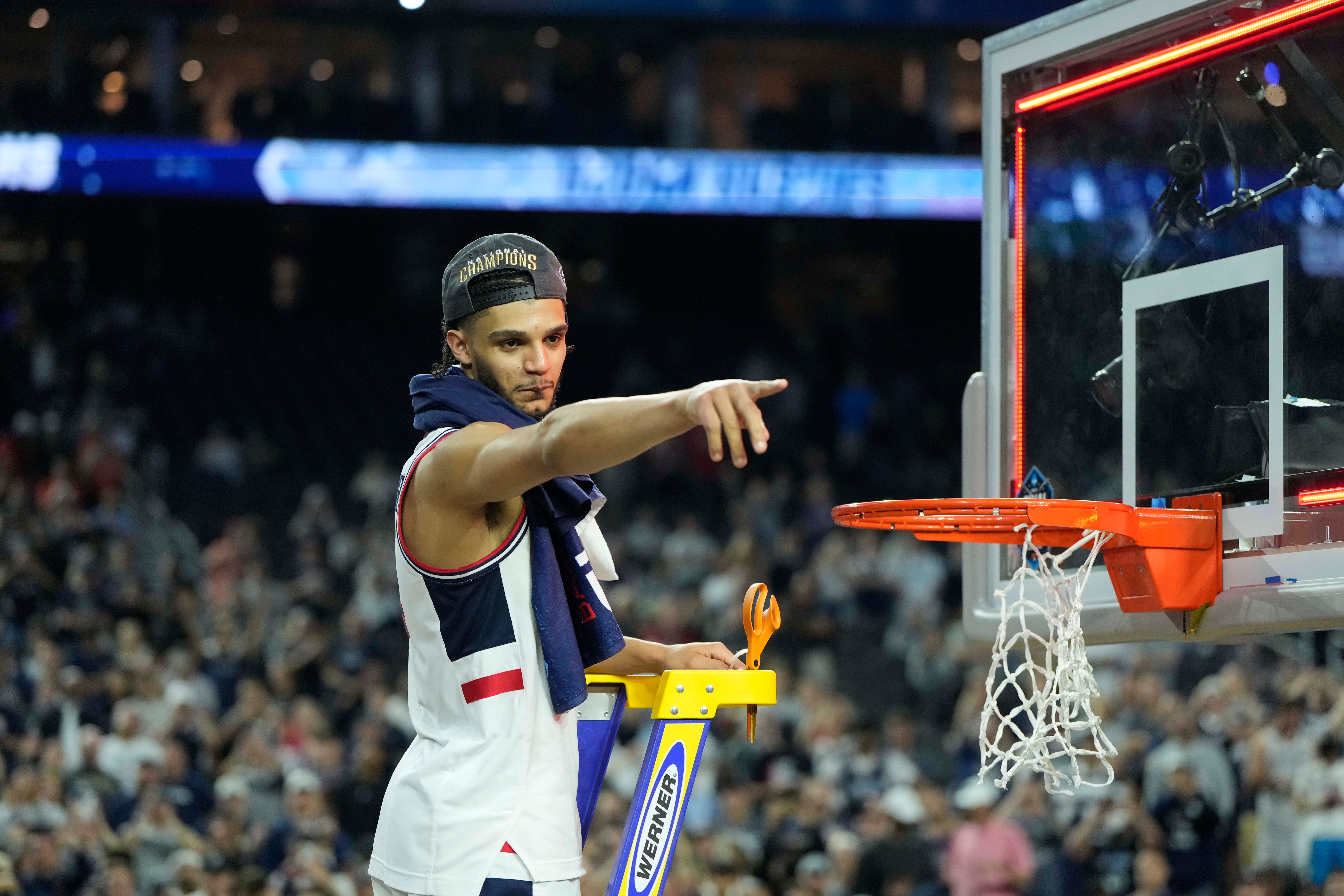 Andre Jackson Jr. signs deal with Toronto Raptors.