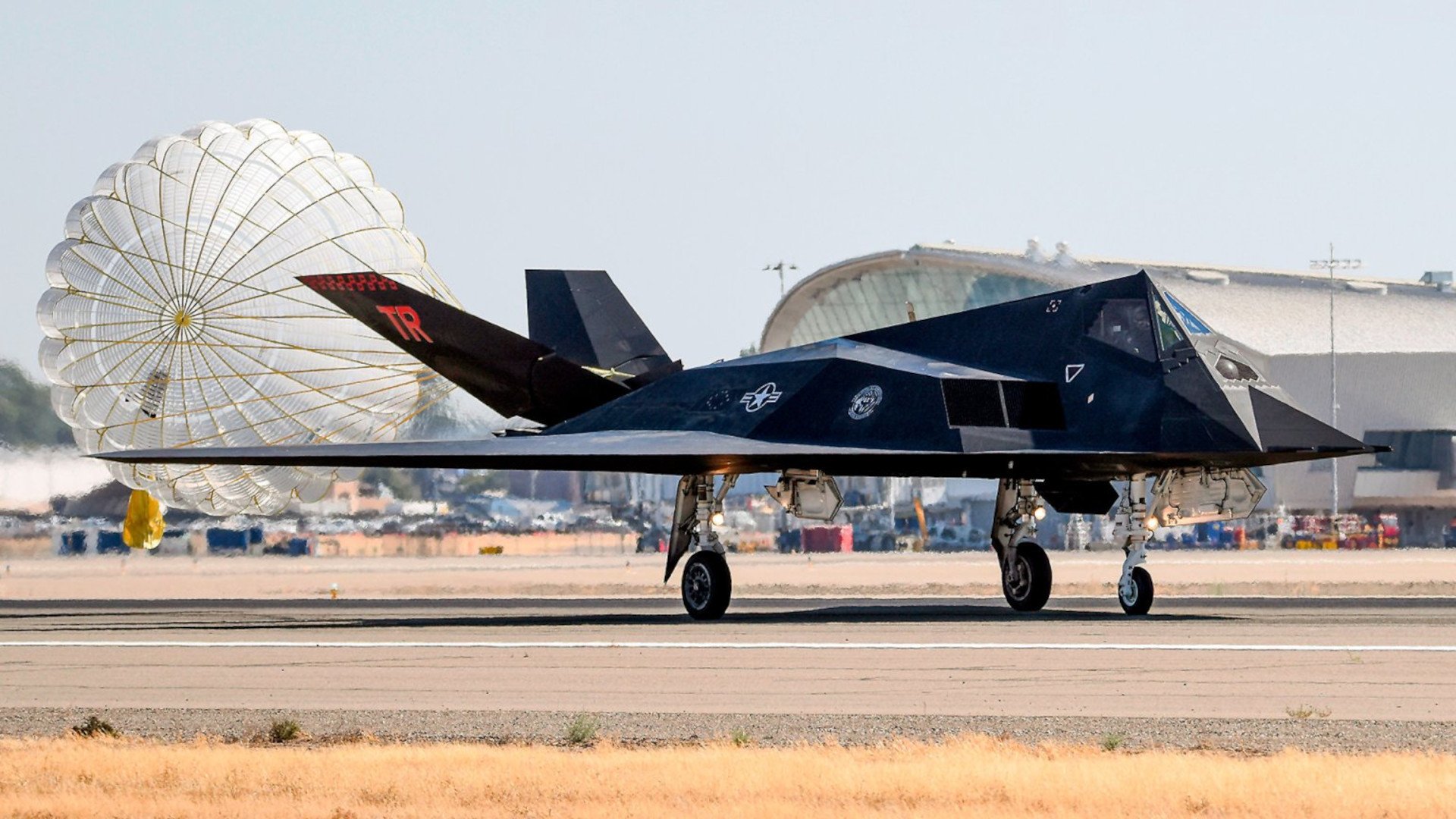 Албан ёсоор “тэтгэвэрт” гарсан F-117 Nighthawk сөнөөгч онгоцнуудад засвар үйлчилгээ хийж байна