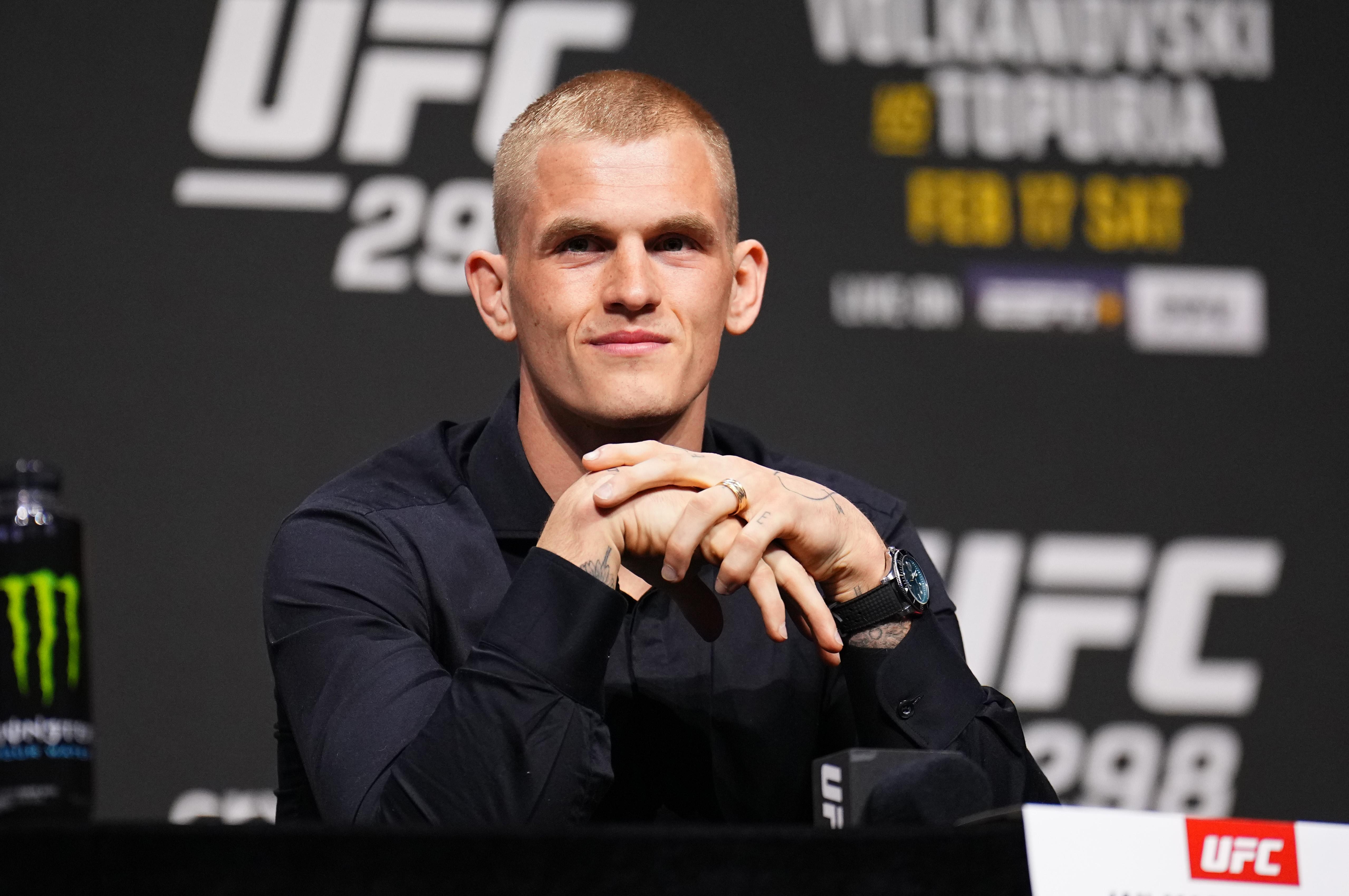 UFC 330 тэмцээний хэвлэлийн бага хурал болон тулаанчдын хуваарь тодорхой боллоо