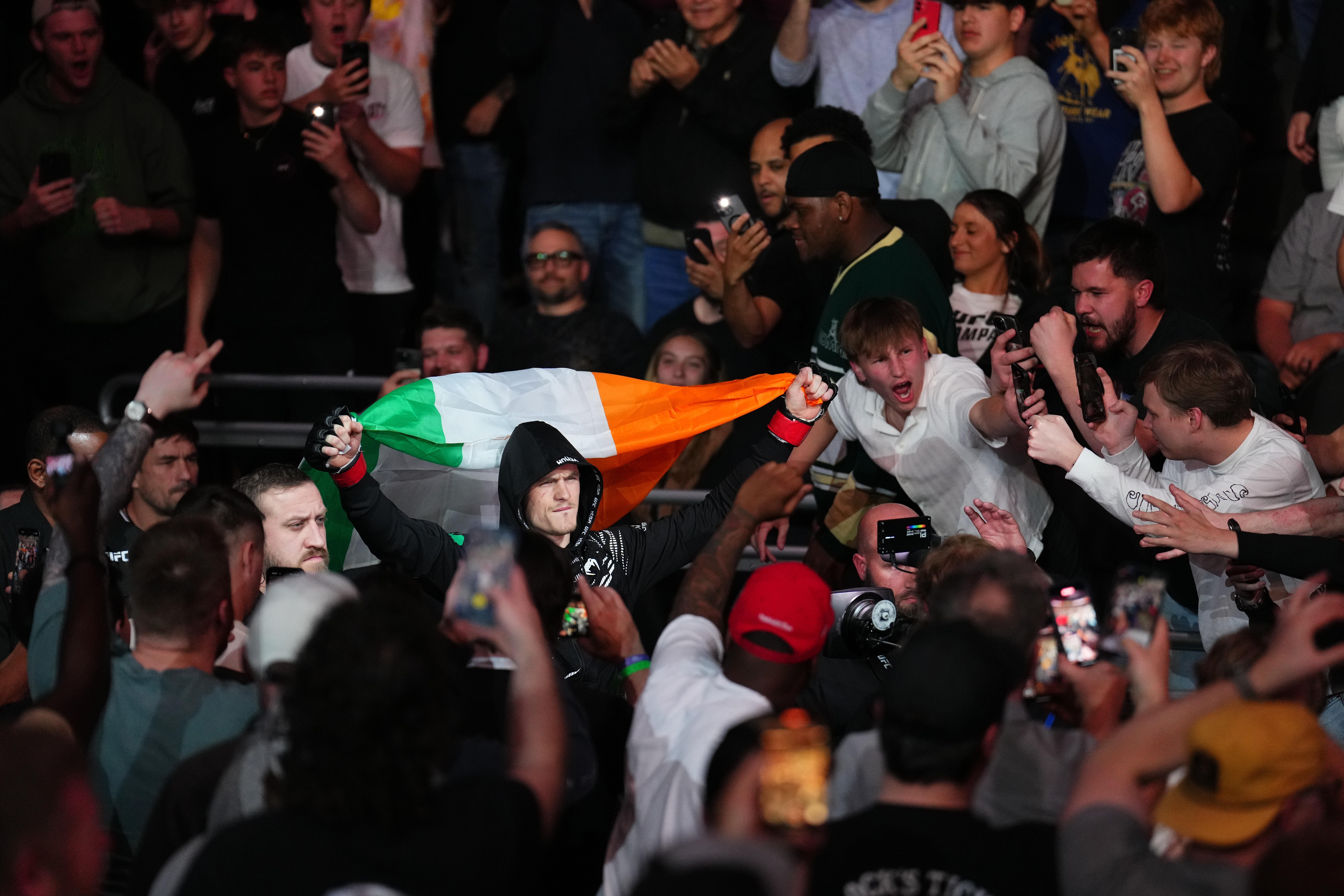 Конор МакГрегор UFC 330 тэмцээний үндсэн тулаанд Иан Мачадо Гарриг ялалт байгуулна гэж үзжээ