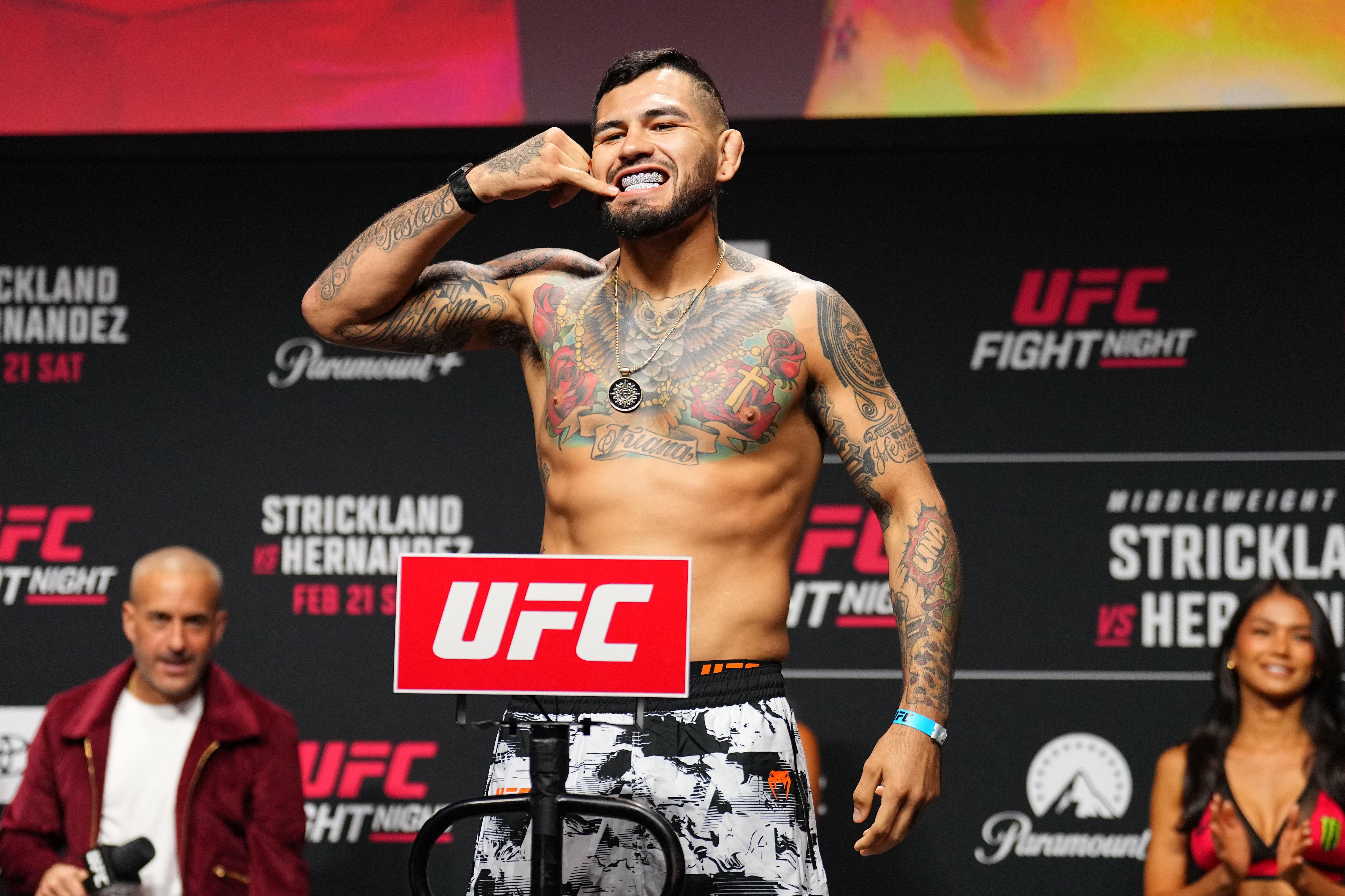 UFC Sacramento тэмцээний өмнөх жин үзэх ёслол болж, тулаанчид бүгд жиндээ орлоо