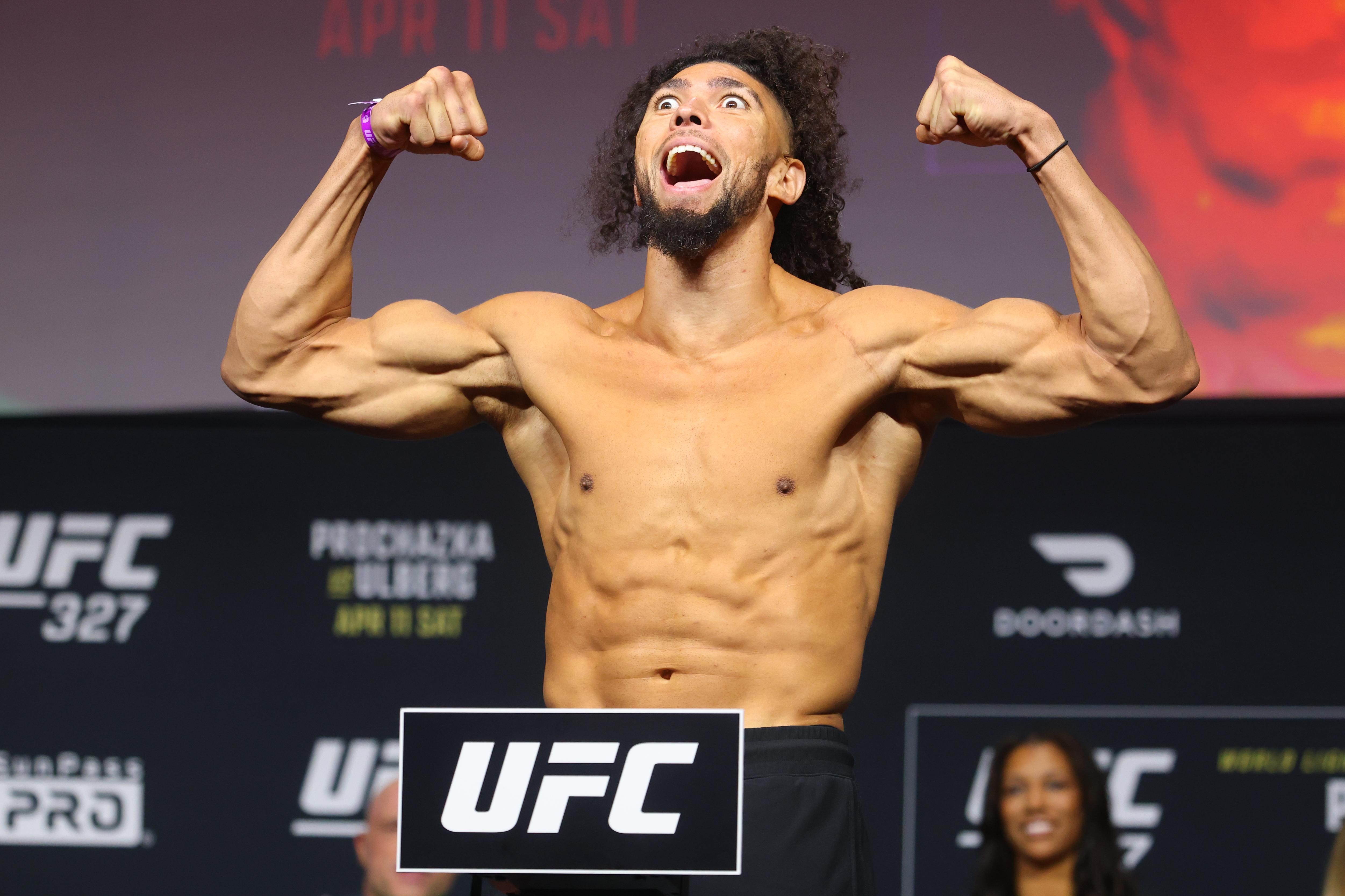 UFC 332 тэмцээний тулаануудын тов зарлагдаж, Жонни Уокер хүнд жинд хүч үзэхээр боллоо