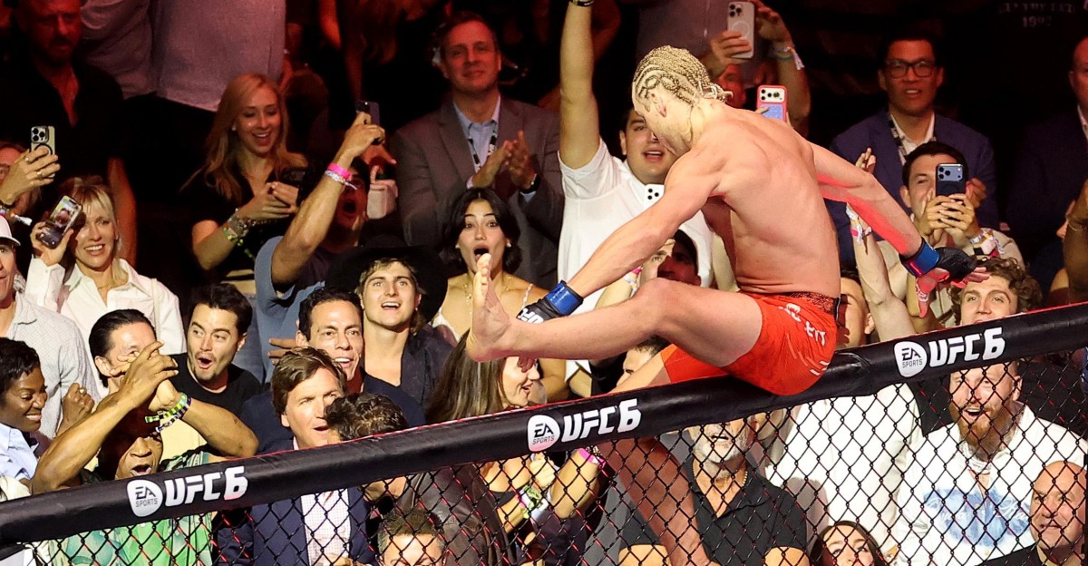 UFC-ийн гурван тулаанч октагоноос гарч баярласныхаа төлөө торгууль хүлээлээ