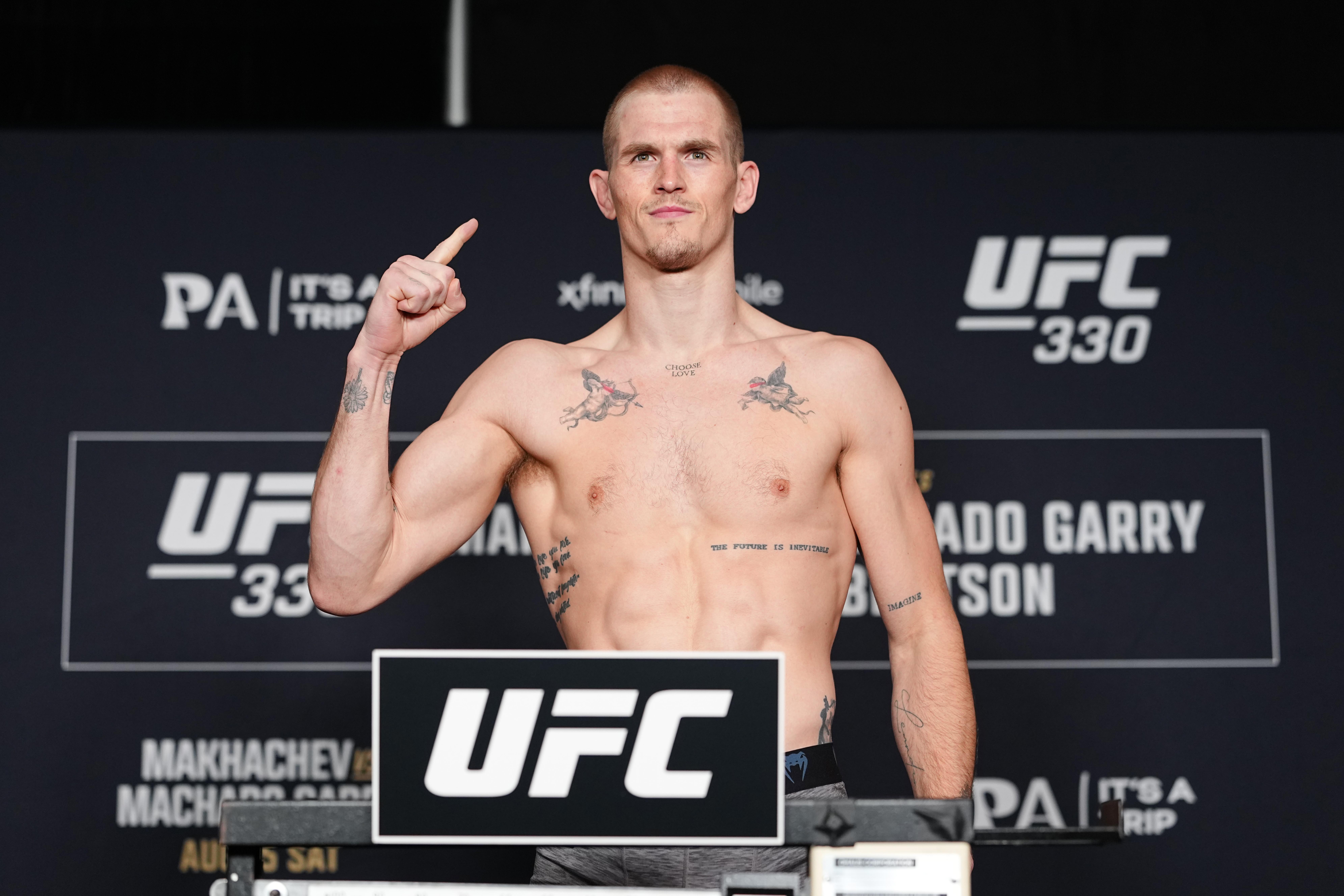 UFC 330: Ислам Махачев болон Иан Мачадо Гарри нарын аваргын тулаан албажлаа
