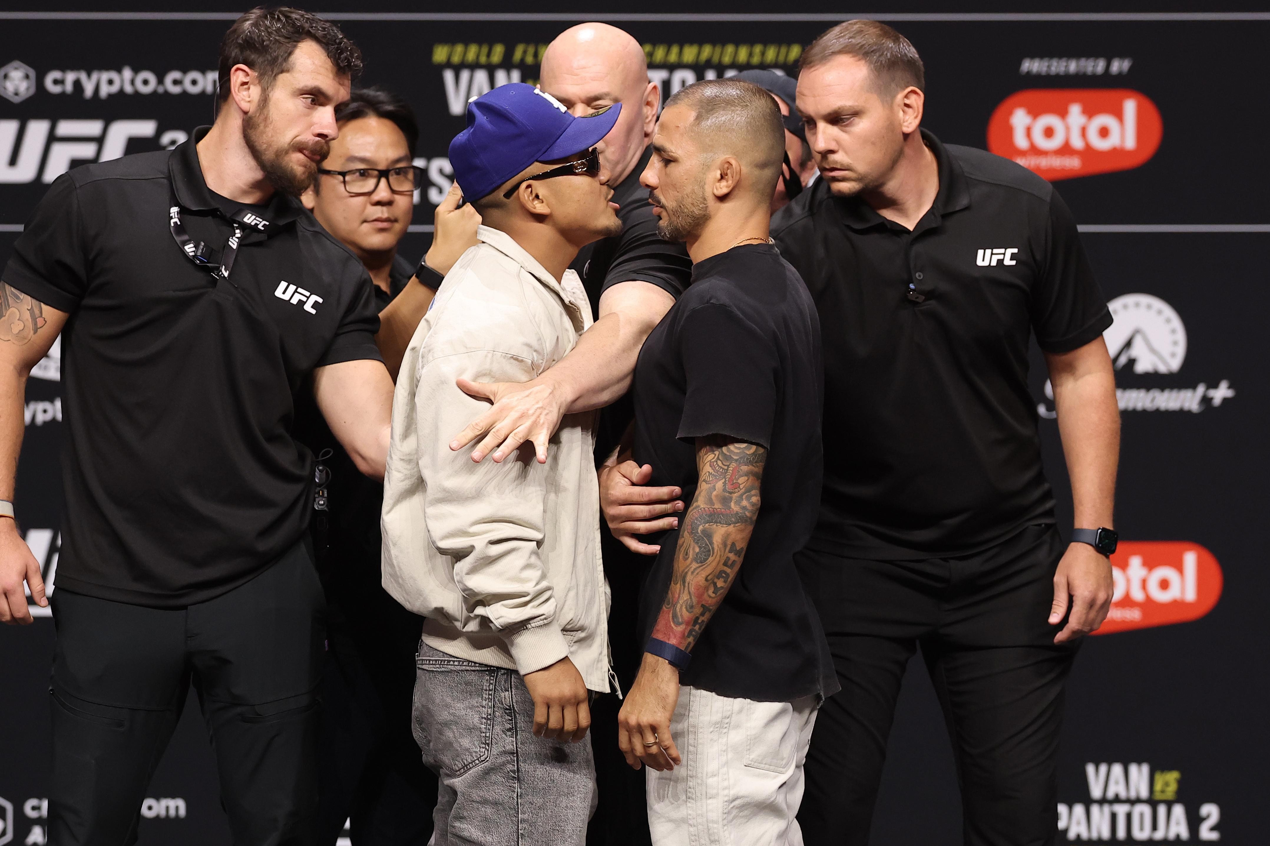 UFC 331 тэмцээний хэвлэлийн бага хурал дээр Жошуа Ван болон Александр Пантожа нар ширүүн маргалдав