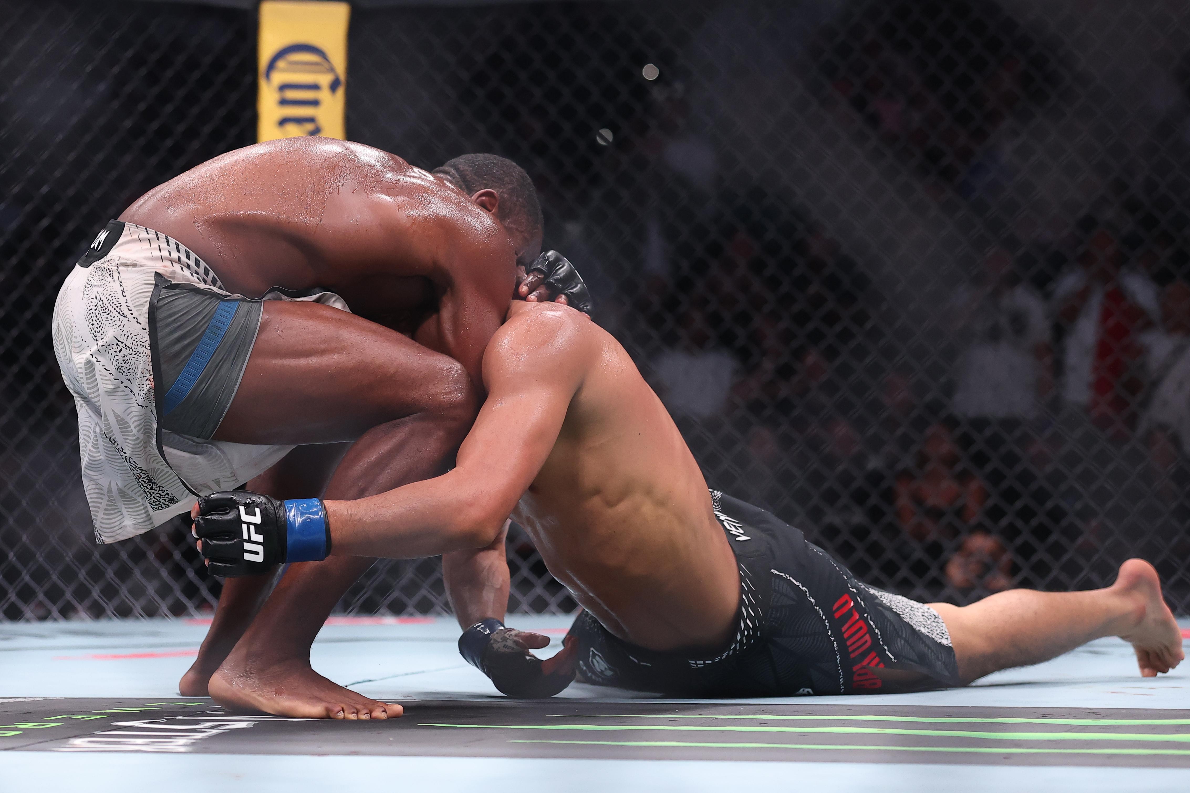 Жеремайя Уэллс UFC 330 тэмцээнд гайхалтай эргэн ирэлт хийж, Мыктыбек Оролбайг буулган авлаа