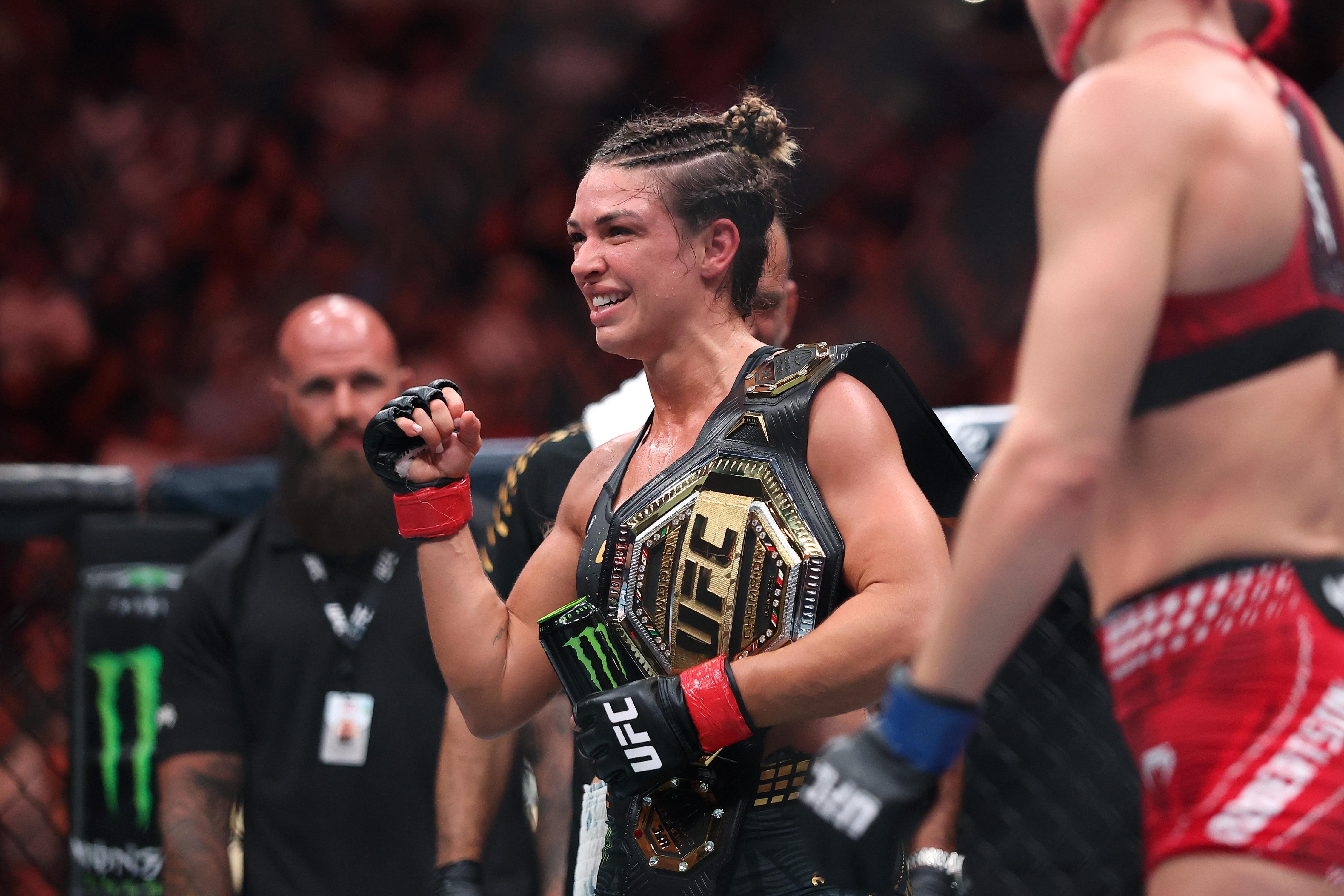 Жан Вэйли чансаанаас хасагдсанаар Маккензи Дерн UFC-ийн хамгийн хөнгөн жингийн шилдэг тулаанчаар тодорлоо