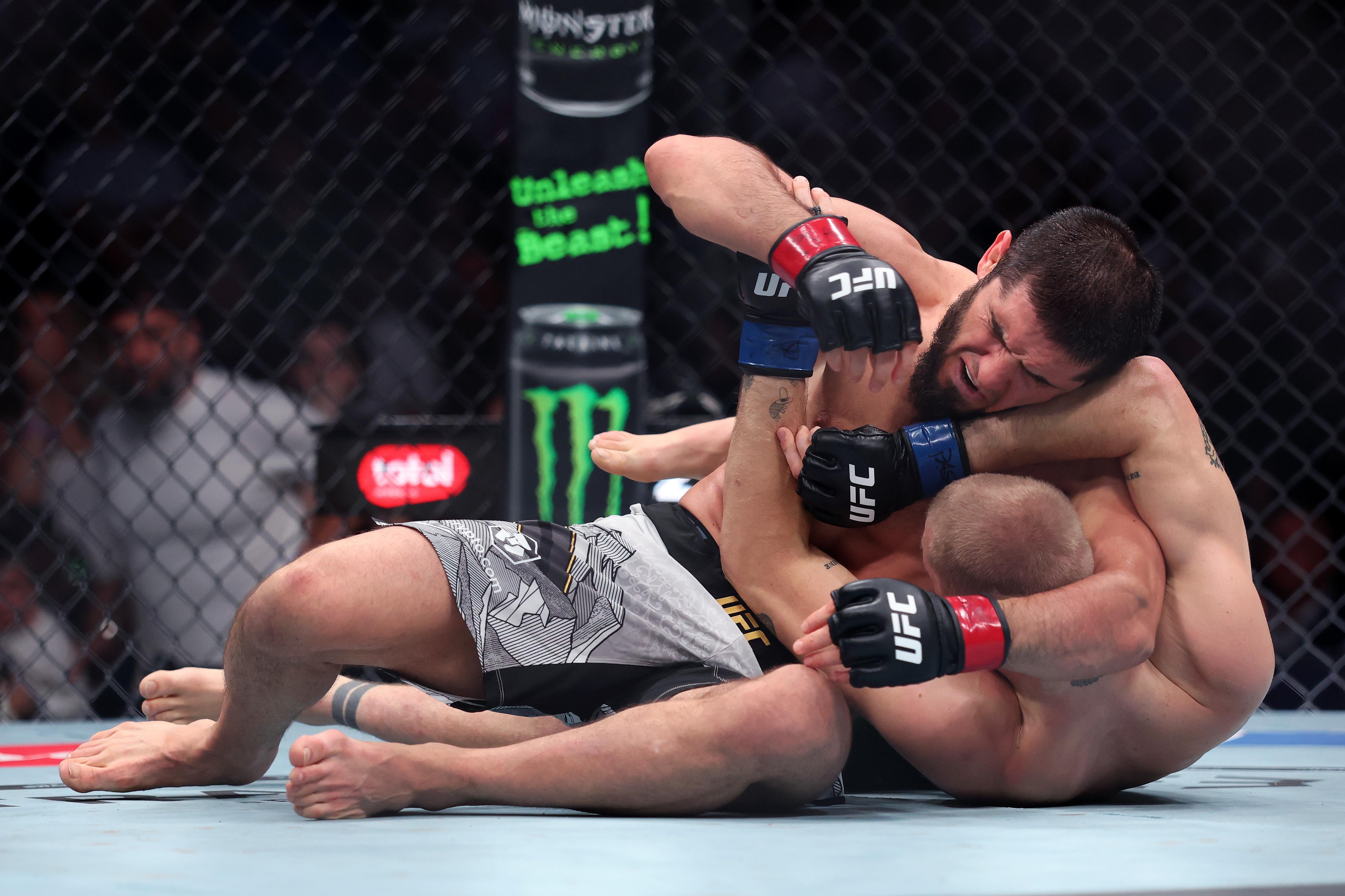 Ислам Махачев UFC-ийн дээд амжилтыг шинэчлэн тогтоож, бүсээ хамгааллаа