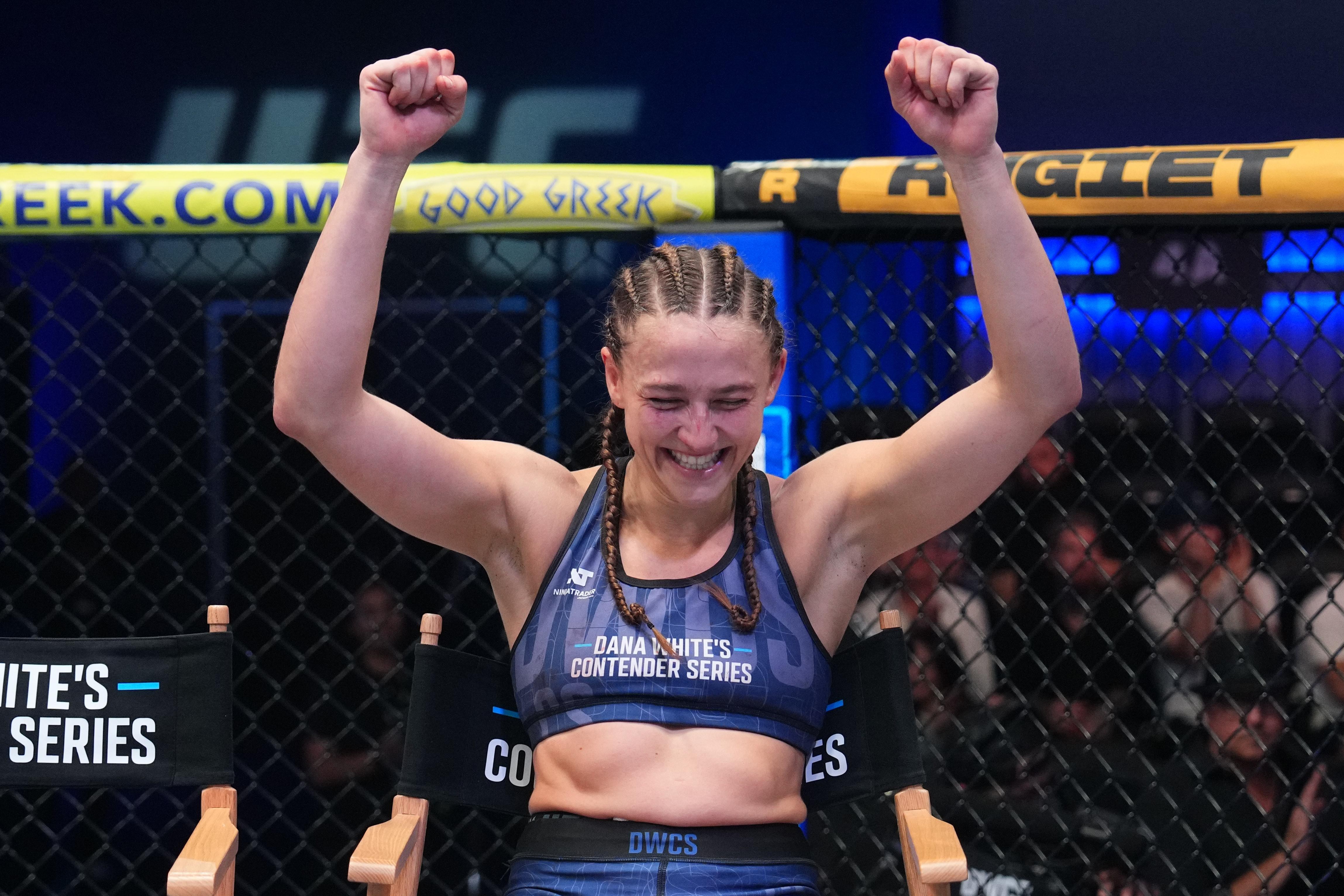 Алекс Аподака UFC-ийн гэрээг байгуулж, Белла Мирийг буулган авснаар шуугиан тарилаа