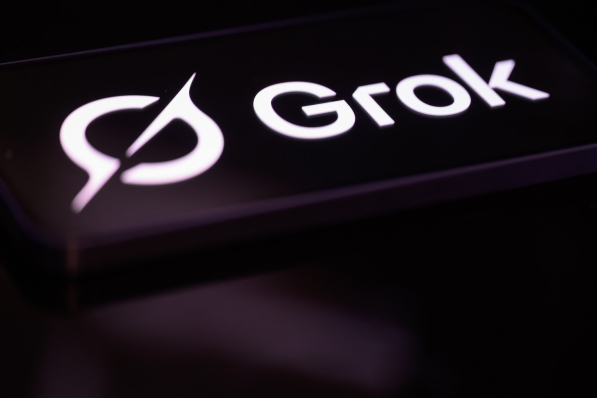 Илон Маскийн xAI компанийн Grok чатботыг ашиглан хүүхдийн зураг боловсруулсан хэрэг шүүхэд шилжлээ