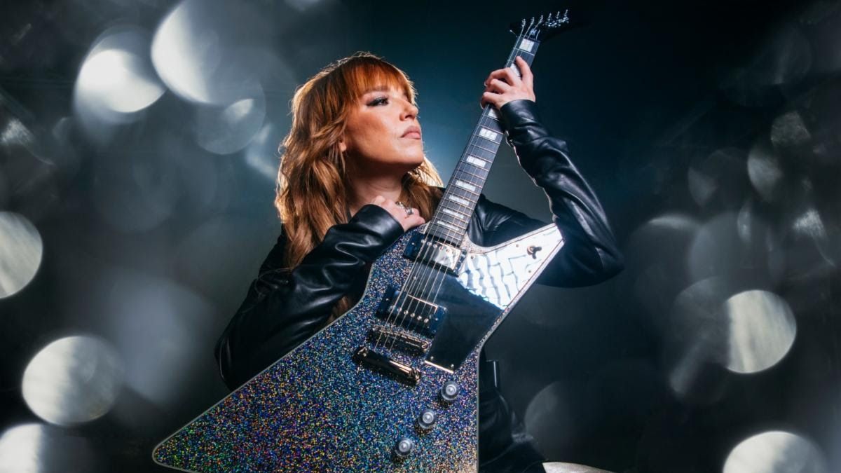 Лиззи Хэйл Epiphone брэндтэй хамтран шинэ Explorer Classic гитарыг танилцууллаа