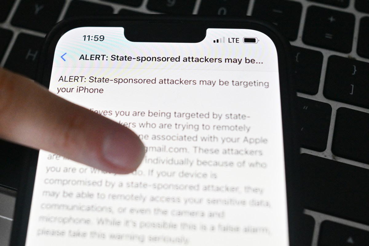 Apple компани хэрэглэгчдийн төхөөрөмж рүү чиглэсэн кибер халдлагын талаар урьд өмнө байгаагүй олон тооны сэрэмжлүүлэг илгээв